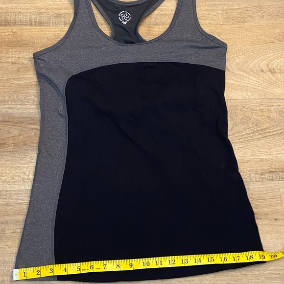 Two sports tank tops - Picture 10 of 10